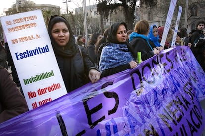 <b>8 de marzo de 2008.</b> Mujeres inmigrantes que trabajan en el servicio doméstico participan en la manifestación del Día Internacional de la Mujer en Barcelona, a la que asistieron unas 3.800 personas, según la Guardia Urbana, y 5.000, según los organizadores, la Comisión 8 de Marzo, que reunió a 47 asociaciones.