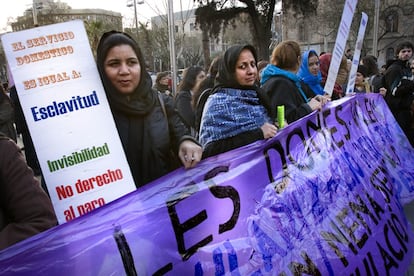 <b>8 de marzo de 2008.</b> Mujeres inmigrantes que trabajan en el servicio doméstico participan en la manifestación del Día Internacional de la Mujer en Barcelona, a la que asistieron unas 3.800 personas, según la Guardia Urbana, y 5.000, según los organizadores, la Comisión 8 de Marzo, que reunió a 47 asociaciones.