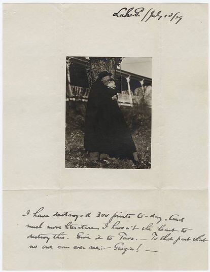 Fotografía de Georgia y Alfred besándose en el lago George en 1929 (y que recoge el tomo ‘My Faraway One: Selected Letters of Georgia O’Keeffe and Alfred Stieglitz’