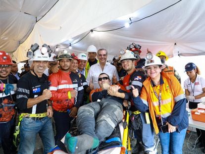 Luis Abinader, posa junto al minero colombiano Carlos Yépez Ospina, uno de los dos mineros rescatados.