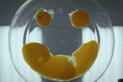 El plato de huevos que prepara Angela Abar en 'Watchmen' que recuerda a la cara sonriente.