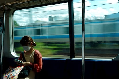 Una mujer mirando su teléfono en un tren de Tokio este sábado.