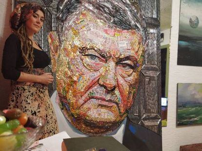 La artista ucrania Daria Marchenko con su obra 'El rostro de la corrupción', en su estudio de Kiev. En vídeo, Ucrania celebra hoy elecciones presidenciales.