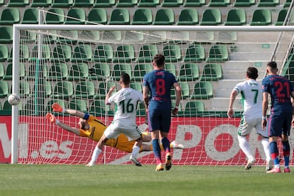 Fidel falla el penalti ante el Atlético este sábado en el Martínez Valero.