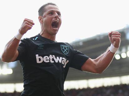 Chicharito celebra su segundo gol frente al Southampton. 