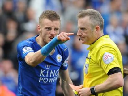 Vardy protesta ante Jonathan Moss.