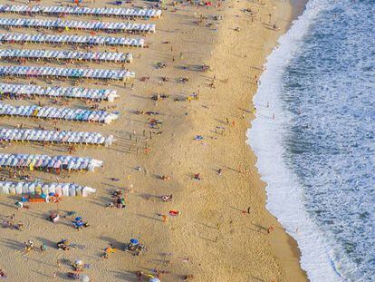 Casetas en la playa de Nazaré, en Portugal.