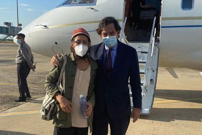 Imagen cedida por el Centro Richardson del periodista Danny Fenster (izquierda), con el exdiplomático Bill Richardson, en el aeropuerto internacional de Naypyidaw, Birmania, el 15 de noviembre.