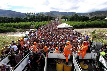 Miles de venezolanos cruzan la frontera hacia Colombia, en julio.