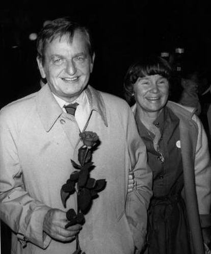Olof Palme, con su mujer Lisbet, en 1985.