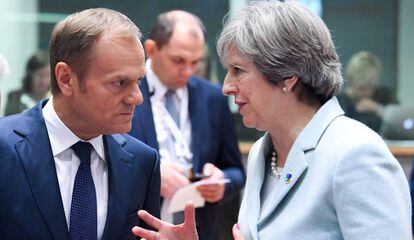Donald Tusk habla con Theresa May durante la cumbre de la UE con los países de la Asociación Oriental.