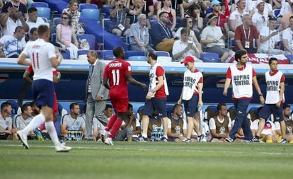 Agentes antidopaje, en el partido entre Inglaterra y Panamá del pasado Mundial de Rusia.