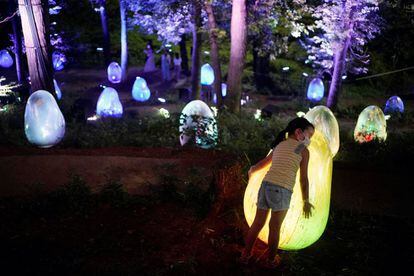 Los organizadores de la instalación artística  'Resonating Life in the Acorn Forest', en Japón, han puesto a disposición de los visitantes guantes desechables de vinilo para que puedan tocar las obras de arte y evitar los contagios.