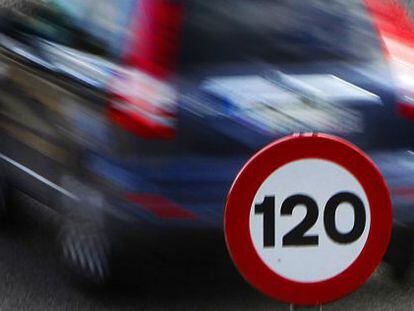 Señal que limita la velocidad a 120 kilómetros por hora en Madrid.