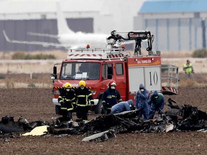 Bomberos y personal auxiliar recogen restos del F-18 siniestrado en la base aérea de Torrejón de Ardoz (Madrid), el 17 de octubre de 2017.