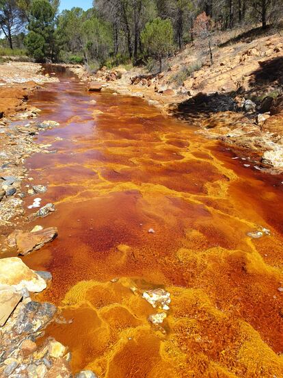 Río Tintillo, afluente del Odiel cercano a las minas de cobre de Riotinto.
