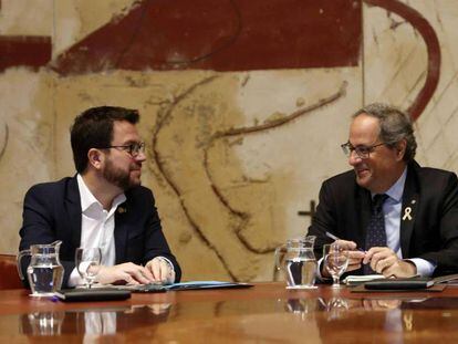 El presidente de la Generalitat, Quim Torra, junto al vicepresidente, Pere Aragonés (i), en la reunión semanal del Govern. En vídeo, el Tribunal Supremo abre juicio oral contra los líderes del proceso independentista.