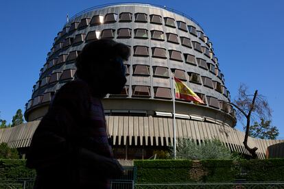 Una persona camina por las inmediaciones del Tribunal Constitucional, el pasado 1 de julio, en Madrid.