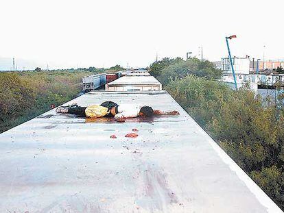 Una persona yace sin vida sobre los furgones en Monterrey (México).