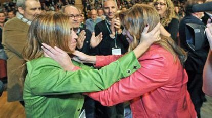 La presidenta de Andaluc&iacute;a, Susana D&iacute;az, es felicitada por Carme Chac&oacute;n, exministra de Defensa.