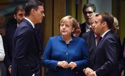 Pedro Sánchez, junto a Angela Merkel y Emmanuel Macron, durante una cumbre europea en octubre pasado.