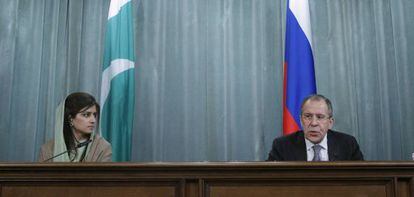 El ministro de Exteriores ruso, Serguéi Lavrov, y su homóloga paquistanía, en Moscú.