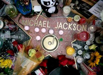 La estrella de Michael Jackson, en el paseo de la Fama de Los Ángeles, cubierta de flores.