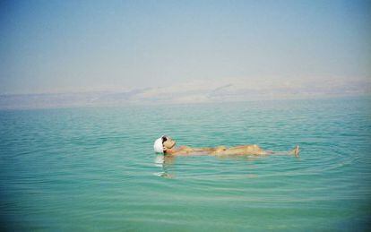 Un bañista flotando en el Mar Muerto, cuyas aguas presentan altas concentraciones de sal, bromo, magnesio y yodo.