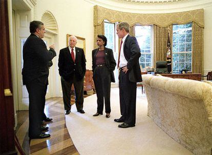El director de la CIA, Georges Tenet; el vicepresidente Cheney, Condoleezza Rice y Georges  W. Bush (de izquierda a derecha), en octubre de 2001.