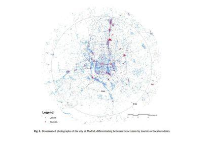 Mapa de calor con las zonas más fotografiadas en Madrid por turistas y residentes en la capital. En rojo las fotos de turistas.