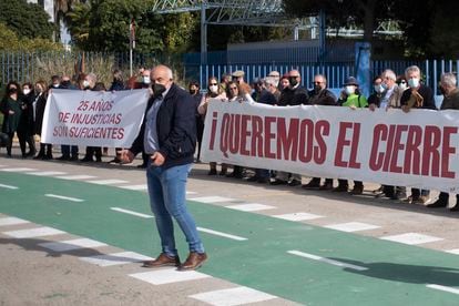 El alcalde de Nerva, José Antonio Ayala, durante la protesta para el cierre del vertedero frente al puerto de Sevilla. 