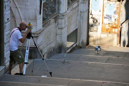 Un técnico del Ayuntamiento de Venecia recogen imágenes con escáners para la rehabilitación de Rialto.