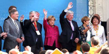 Merkel (centro) en un acto de campa&ntilde;a este mi&eacute;rcoles.