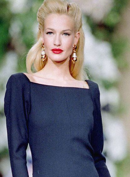 Karen Mulder, durante un desfile de Yves Saint Laurent en 1991.