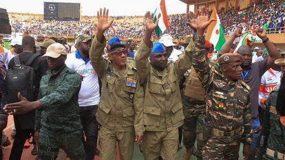 Miembros de la junta militar de Níger, el pasado 26 de agosto en el estadio Seyni Kountché de Niamey, donde se reunieron miles de partidarios del golpe de Estado.
