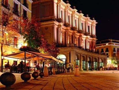 El Teatro Real y las terrazas de la plaza de Isabel II, en Madrid.