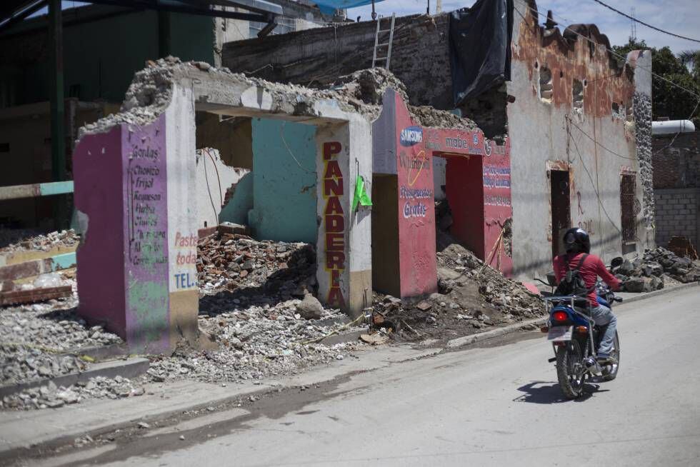 Los escombros que todavía permanecen en las calles de Jojutla a ocho meses del terremoto.