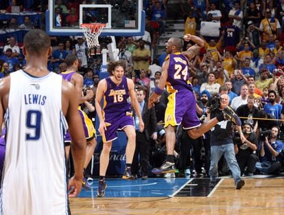 Gasol junto a Kobe Bryant después de ganar las Finales contra Orlando Magic y hacerse con el título de la NBA, primero del español, el 14 de junio de 2009. Los Lakers ganaron en el quinto partido por 99-86.

