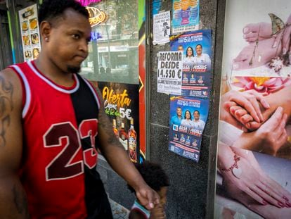 Uno de los carteles electorales de las elecciones a la presidencia de Ecuador en la calle de Alcalá, en el barrio de Quintana de Madrid el pasado sábado.