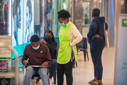 La gente espera para vacunarse en un centro comercial en Johannesburgo (Sudáfrica), este viernes.