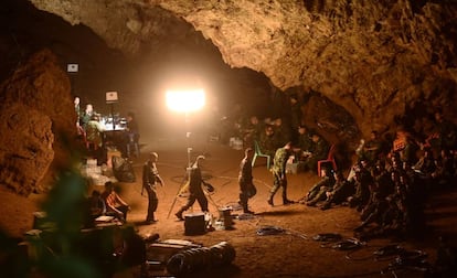 Soldados tailandeses se reúnen en la cueva de Tham Luang el 26 de junio durante la operación de rescate.