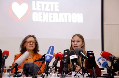 Aimee van Baalen, a la derecha, y Marion Fabian, portavoces de Letzte Generation, durante una rueda de prensa este miércoles en Berlín. 