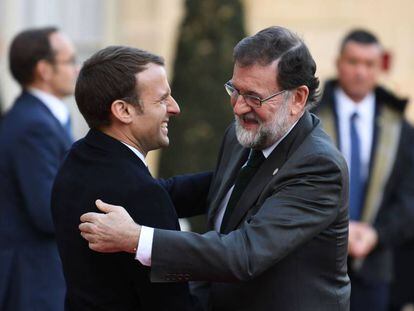 Emmanuel Macron saluda a Mariano Rajoy a las puertas del Elíseo el pasado 12 de diciembre. / AFP/ ALAIN JOCARD