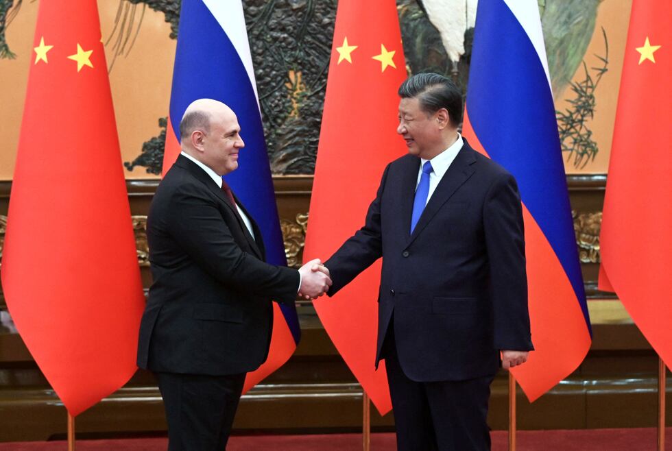 El primer ministro ruso, Mijaíl Mishutin, y el presidente chino, Xi Jinping, en Pekín este miércoles.