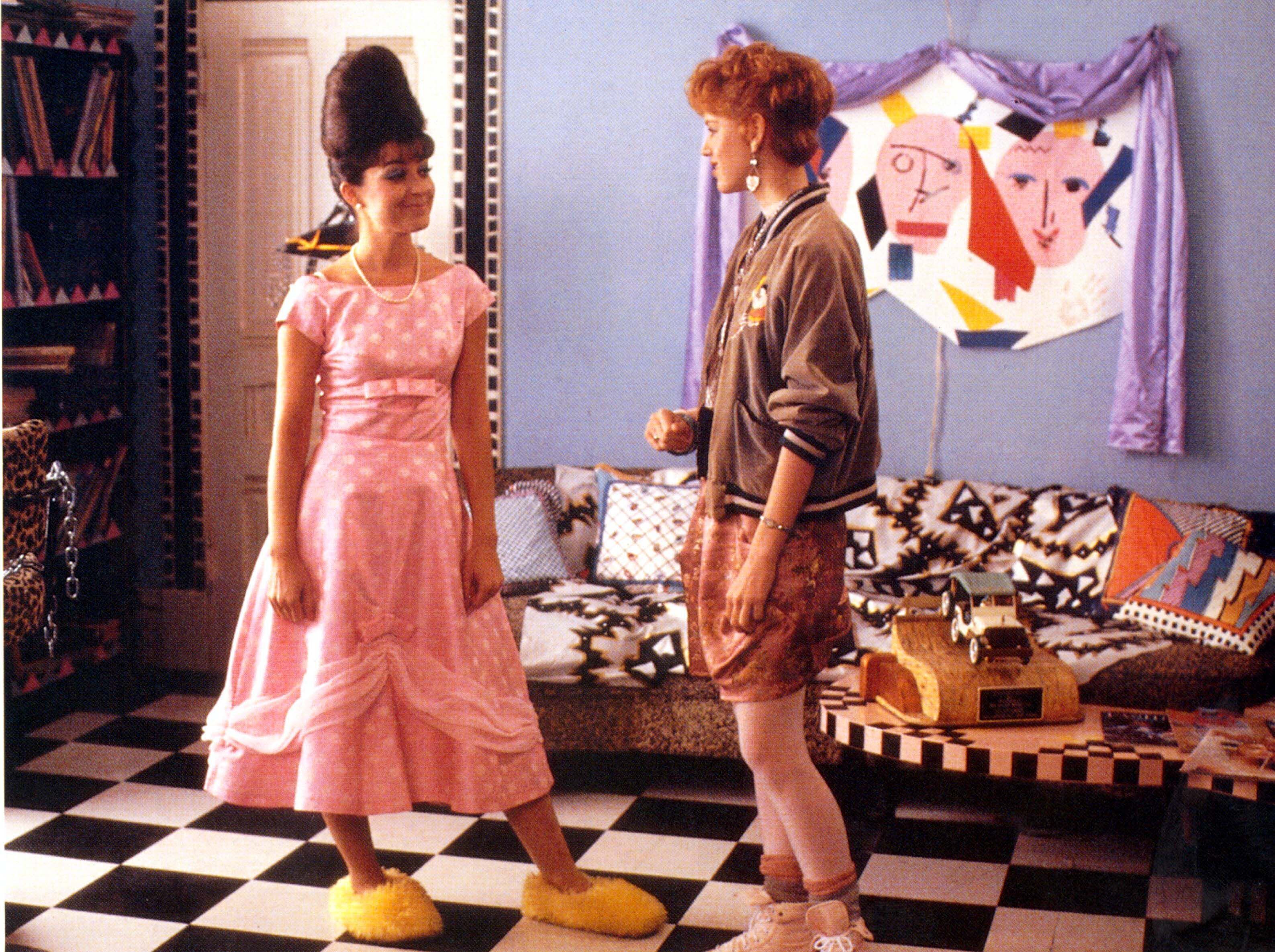 Annie Potts (Iona), y Ringwald en el cuarto de Andie en la película.