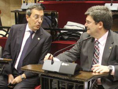 José Luis Bilbao, a la izquierda, charla con Juan María Aburto durante un pleno en Gernika.