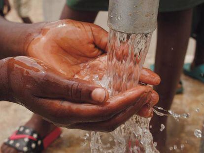 ¿Cómo lavarse las manos regularmente si el acceso al agua no está garantizado? 