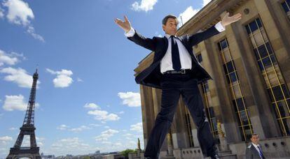 Sarkozy saluda a su seguidores en la plaza del Trocadero de Par&iacute;s.
