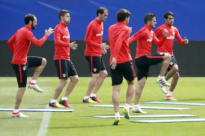 Los jugadores del Atlético, en el entrenamiento del martes.