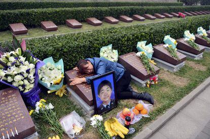La madre de un joven policía llora sobre la tumba de su hijo en el cementerio de Tianjin (China), el 19 de noviembre de 2015.